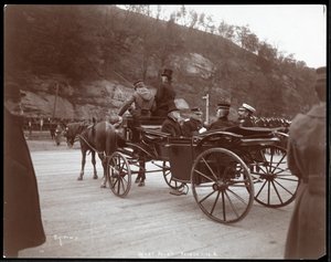 Utsikt over militære menn, inkludert kontreadmiral Robley Dunglison Evans, og prinsen i en vogn på West Point, 1905 (sølv gelatintrykk)